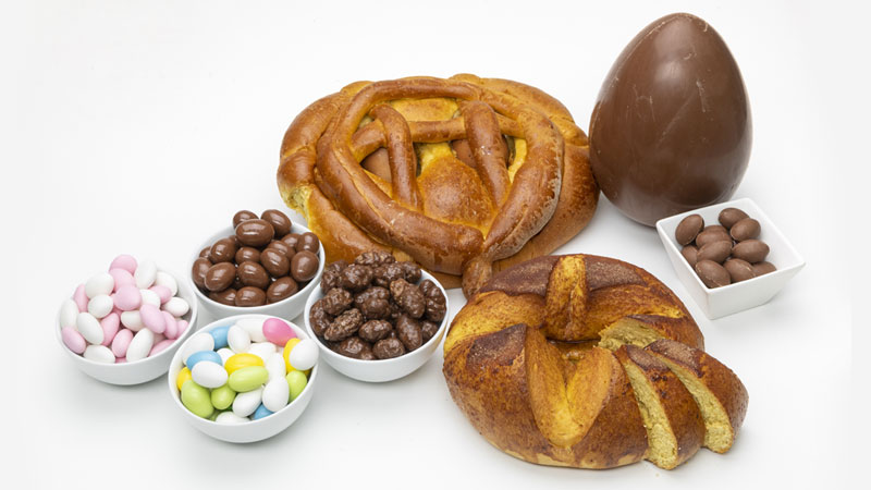 taças com vários tipos de amêndoas, folares e ovos da Páscoa